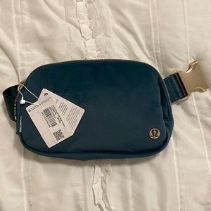 NWT Lululemon Belt Bag - Green Jasper/Gold